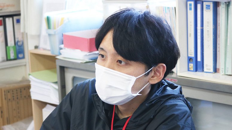 仕事中の前原さん1